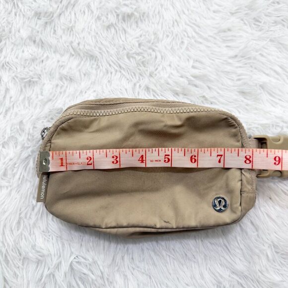 Unisex Lululemon Everywhere Belt Bag Mini in Light Beige One Size - Picture 3 of 7